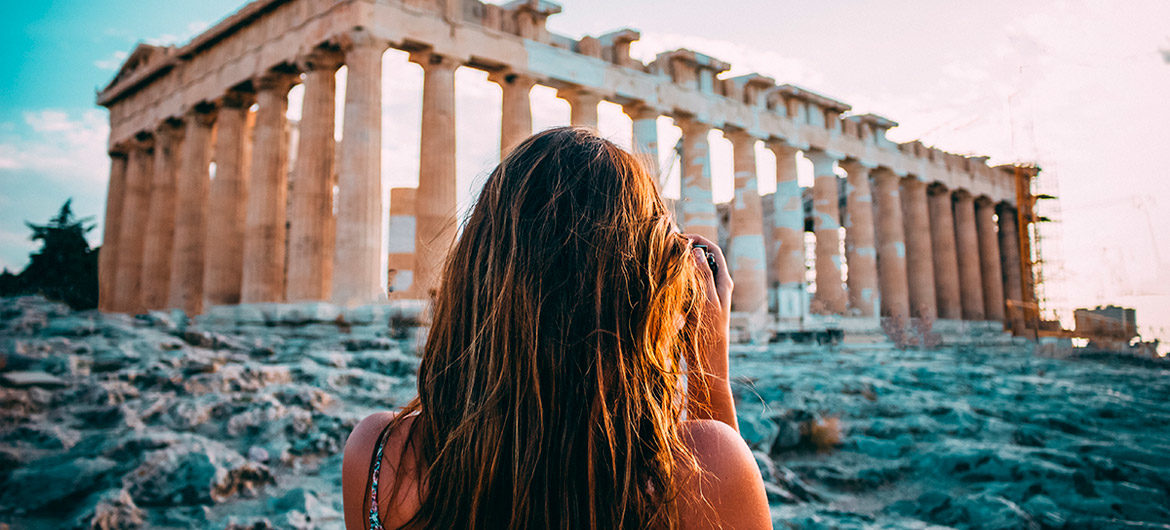 chica de vacaciones en atenas