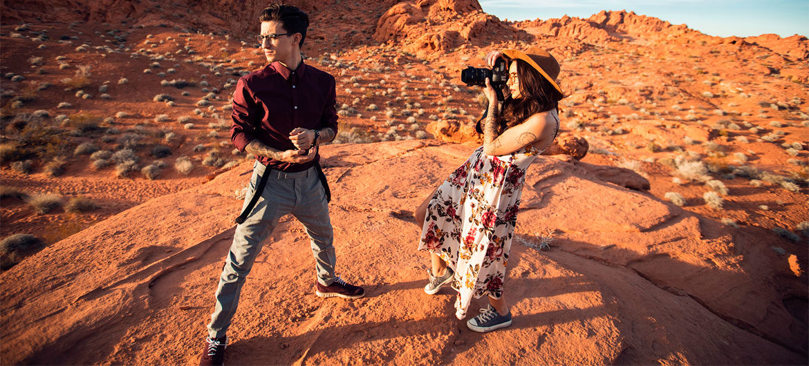 Pareja en el desierto con looks de viaje muy instagramers