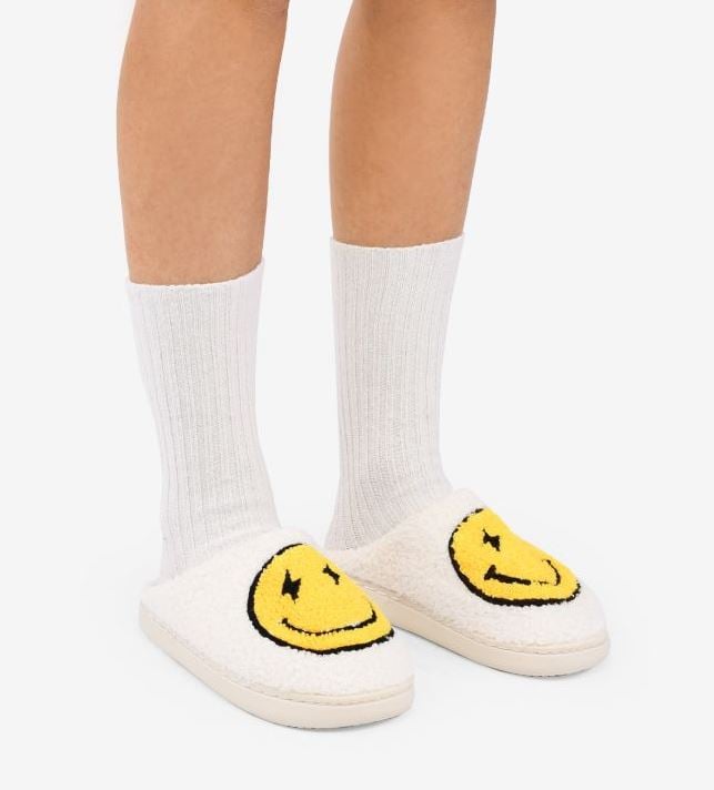 Zapatillas de estar por casa blancas de pelo con 'smiley'