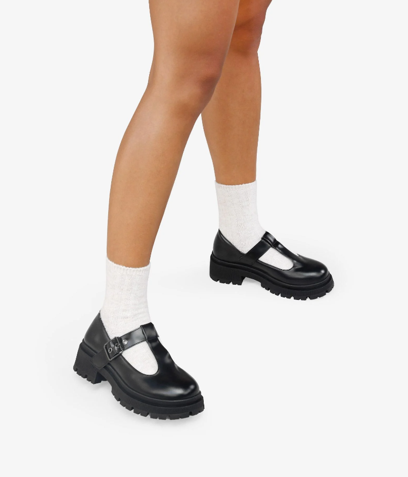 Zapatos negros con hebilla y suela track